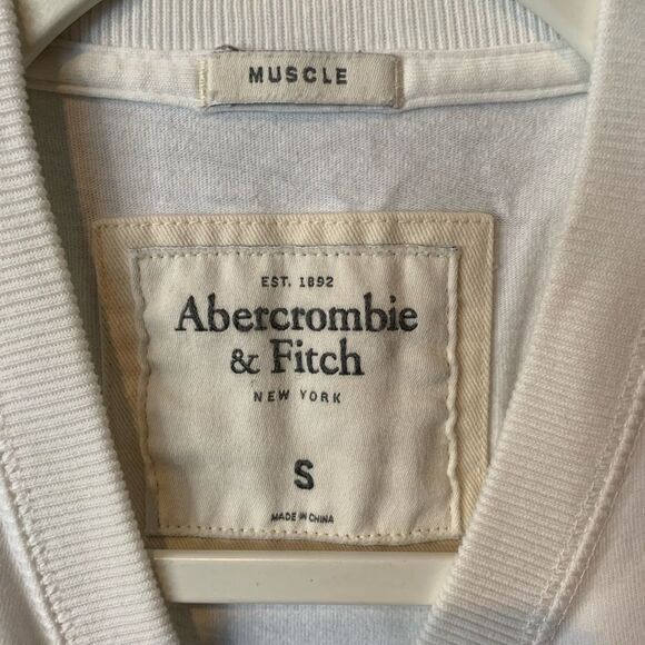 Abercrombie and Fitch Embroidered Short Sleeve White Tee | Small - Picture 3 of 5